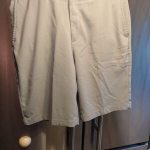 Men's Izod Golf Flatfront Beige 10" I Seam Shorts Sz 34